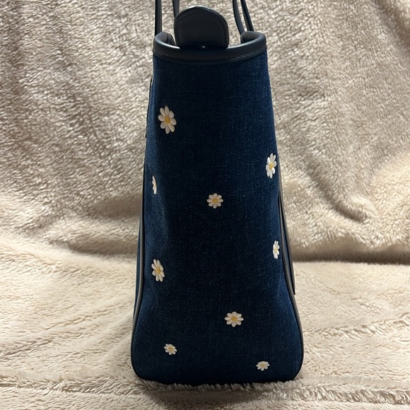 KATE SPADE NEW YORK Slide Daisy Tote - Picture 7 of 17